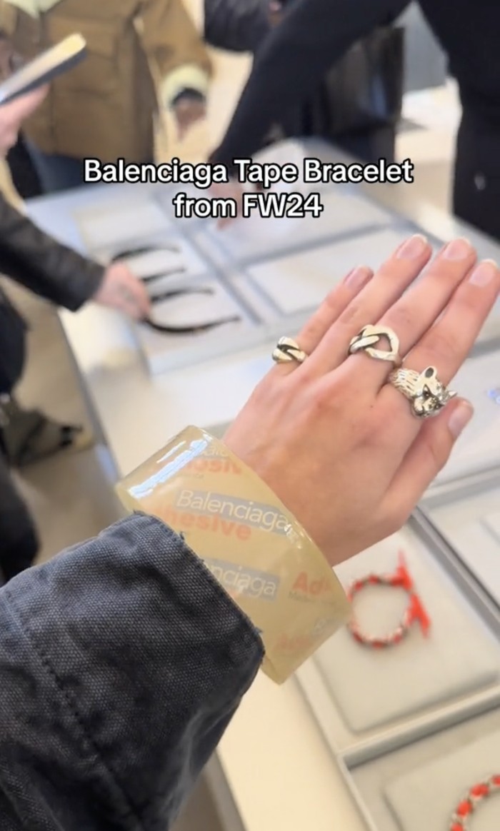 Balenciaga Gelang Agak Lain Balenciaga Persis Lakban Seharga Rp50 Jutaan