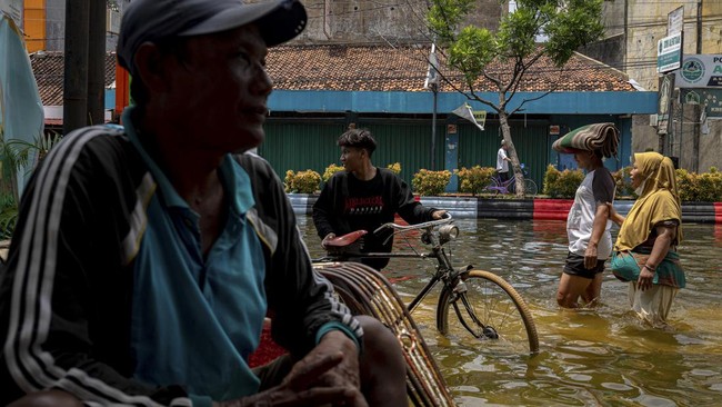 Penjabat Gubernur Jawa Tengah mengakui masih ada 12 ribu warga yang mengungsi akibat banjir yang mengepung wilayah Demak.