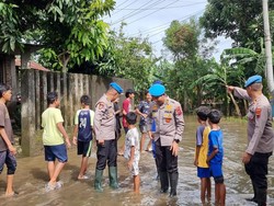 Bidpropam Polda Jateng Ikut Turun Bantu Warga Jepara yang Kebanjiran