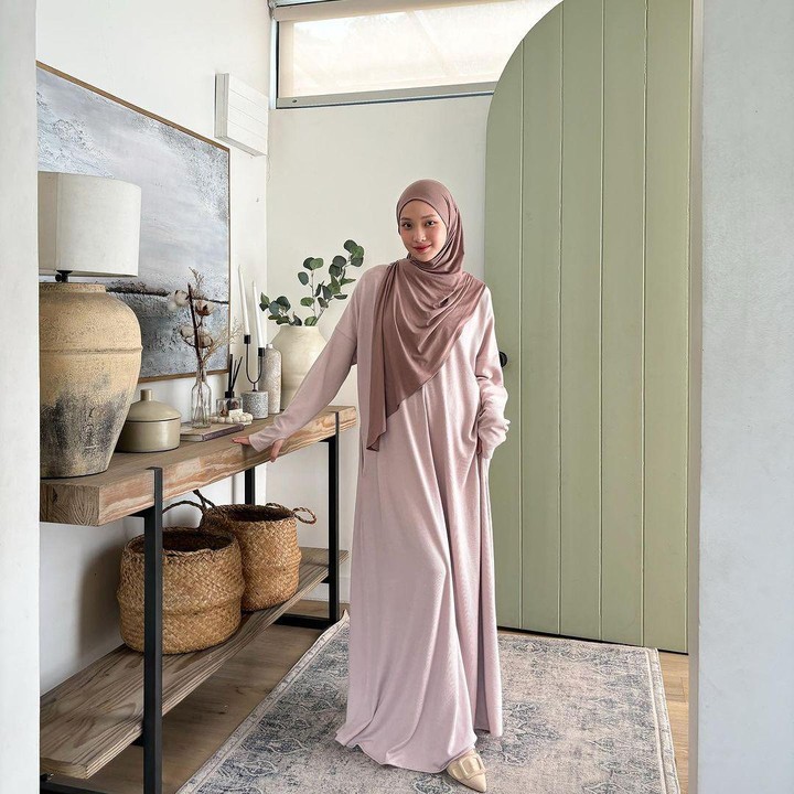 <p>Bunda yang suka tampilan minimalis bisa meniru gaya Julia Prastini, nih. Tak ingin pakaian yang bermotif, Bunda dapat memadukan warna pink pastel terang dengan pink yang lebih gelap. Dijamin, Bunda akan terlihat elegan! (Foto: Instagram @juliaprt7).</p>