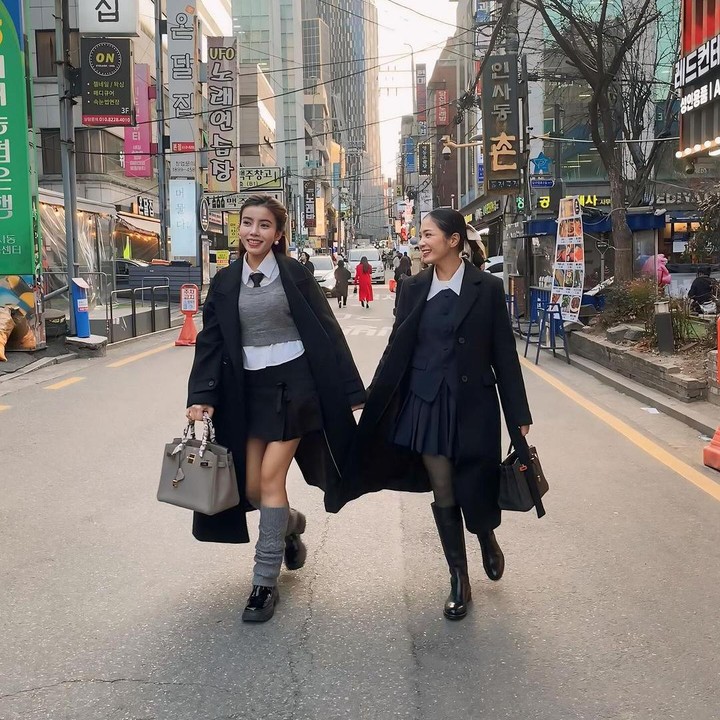 <p>Bunga membagikan potret ini bersama dengan sahabatnya Angela Prisa. Keduanya kompak mengenakan seragam sekolah. Bedanya, Angela Prisa mentupi seragam putihnya dengan vest rajut berwarna abu-abu dan rok berwarna hitam. (Foto: Instagram @bungazainal05)</p>