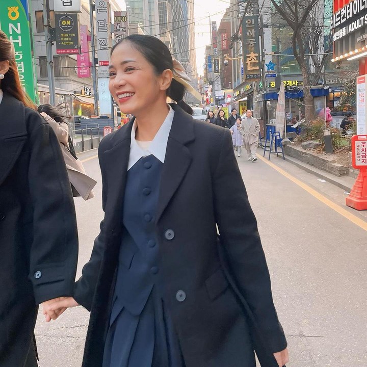 <p>Ada yang menarik dari penampilan Bunga saat berada di Korea. Ia terlihat mengenakan seragam sekolah khas Korea yang didominasi warna biru tua denganb blazer berwarna hitam. (Foto: Instagram @bungazainal05)</p>