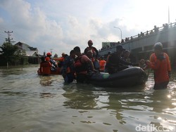 Sempat Bertahan di Rumah, Korban Banjir Demak Dievakuasi Pakai Perahu