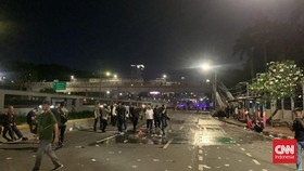 Sempat Nyalakan Api di Depan DPR, Massa Aksi Dipukul Mundur Polisi