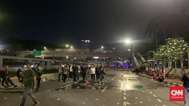 Massa aksi mendukung hak angket mengusut pemilu curang di Gedung DPR belum membubarkan diri hingga Selasa (19/3) malam sebelum dipukul mundur polisi.