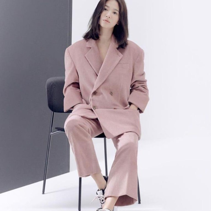 <p>Dengan warna pastel yang hangat, Song Hye Kyo memakai tailored blazer yang satu set dengan celananya, cocok untuk dijadikan outfit office look. (Foto: Instagram @kyo1122)</p>