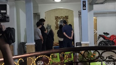 Tangis Keluarga Pecah Saat Jenazah Donny Kesuma Tiba di Rumah Duka