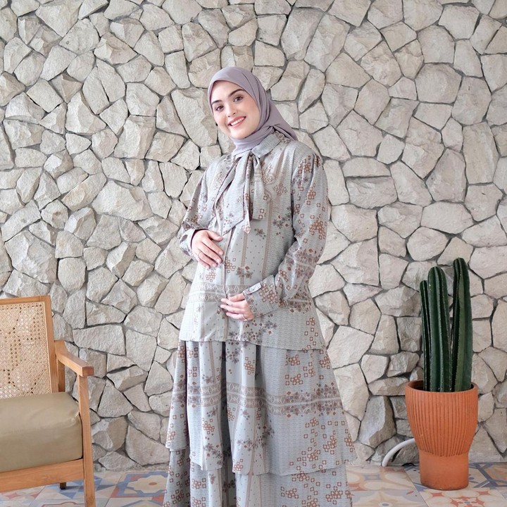 <p>Pada kehamilan keduanya beberapa waktu lalu, Vebby Palwinta nampak masih aktif bekerja. Salah satunya dengan mengerjakan projek fashion kolaborasi dengan Zaskia Adya Mecca. Pilihan one set yang terdiri dari atasan tunik dan rok ini bisa menjadi busana lebaran untuk para ibu hamil lho. Atasan bermotif seperti ini, mudah dipadupadankan dengan bawahan lain, seperti celana palazo atau rok bersiluet lurus. (Foto: Instagram @vebbypalwinta)</p>