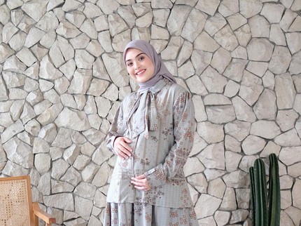 7 Inspirasi Baju Lebaran Tunik untuk Ibu Hamil ala Artis Terkenal Indonesia