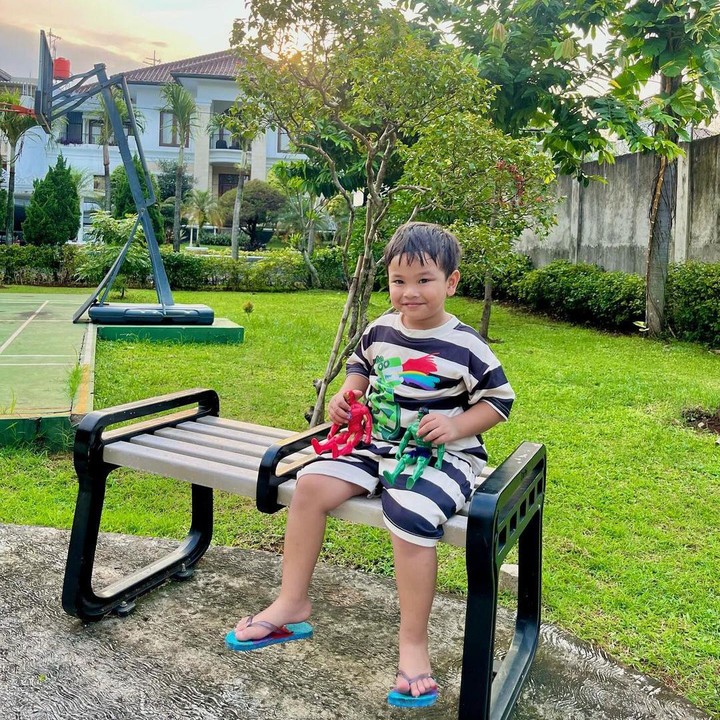 <p>Hal ini terlihat pada akun Instagram-nya beberapa waktu lalu. Terlihat Gala tengah belajar mengaji bersama sang pengasuh, Ida. (Foto: Instagram: @galaasky)</p>