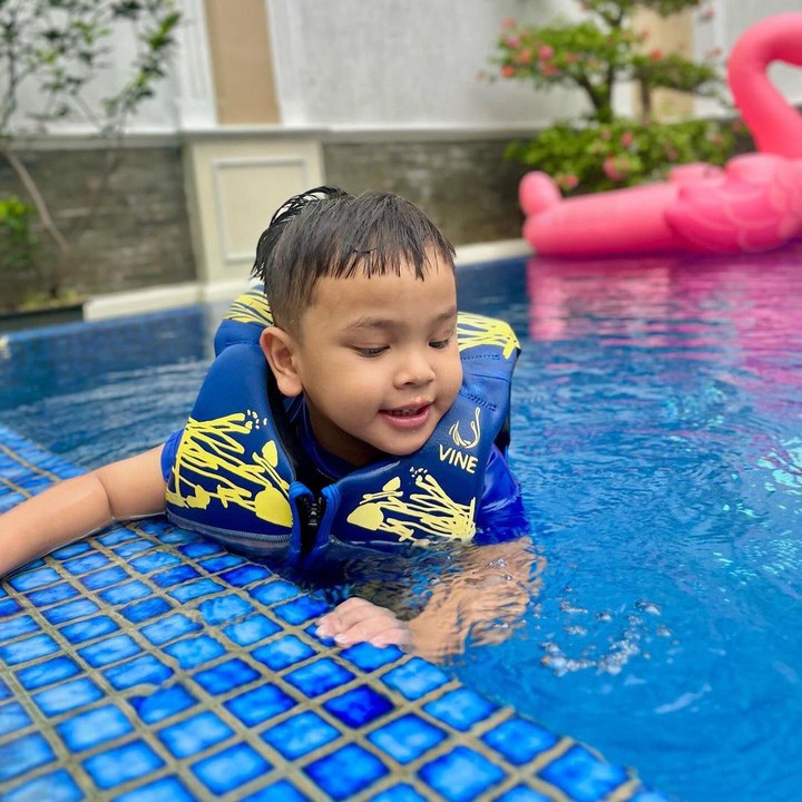 <p>Banyak netizen yang merasa kagum dengan Gala karena rajin mengaji dan sudah menghafal Al-Fatihah. Mereka pun turut mendoakan agar Gala tumbuh menjadi anak yang saleh. (Foto: Instagram: @galaasky)</p>