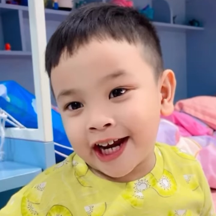 <p>"Hafalan dulu sebelum tidur. <em>MasyaAllahtabarakallah</em>," tulis captionya dalam akun Instagram Gala disertai dengan emotikon hati. (Foto: Instagram: @galaasky)</p>