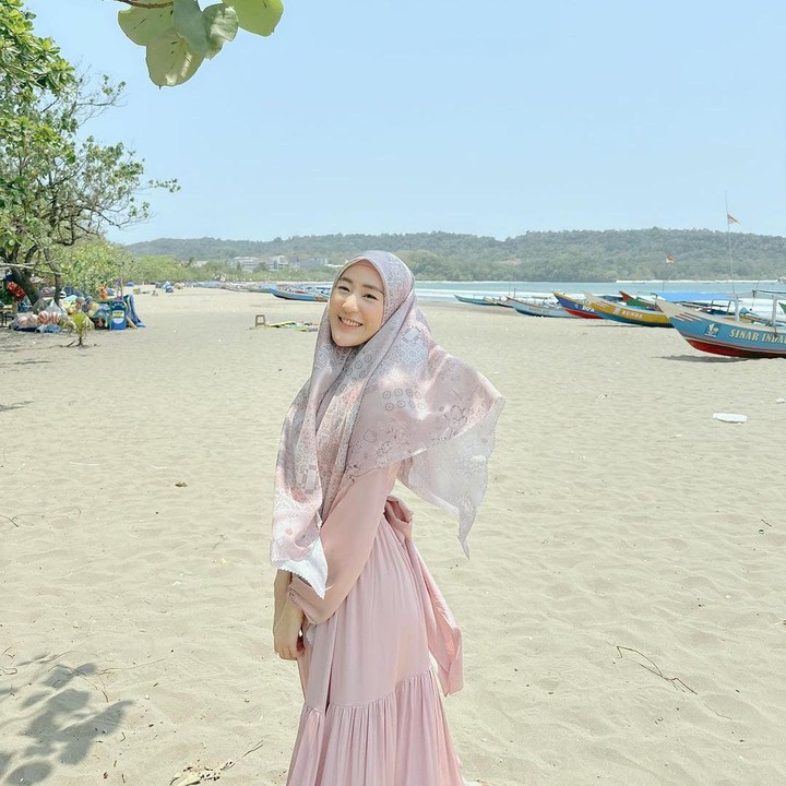 <p>Ibu hamil ingin memadukan motif dan warna? Tentu saja bisa. Gaya Larissa Chou yang menggunakan hijab bermotif bunga lalu dipadukan dengan dress lipit baby pink ini dapat dicoba. Pastikan, warna hijab dan dress senada ya. (Foto: Instagram @larissachou).</p>