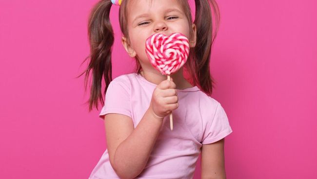 Dokter memperingatkan orang tua agar tidak memberikan makanan atau minuman dengan sukrosa buat anak usia di bawah 2 tahun. Kenapa?