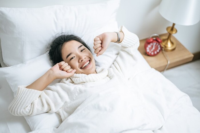 Ilustrasi bangun tidur. /Foto: Freepik/Jcomp.