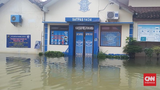 Genangan banjir di Kantor Satpas Polres Demak mencapai 60 sentimeter sehingga petugas tidak dapat beroperasi secara maksimal dalam pelayanan SIM.