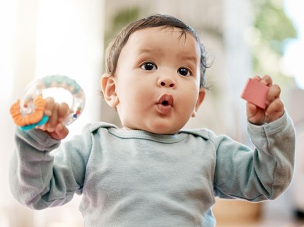 Kenali 10 Ciri-Ciri Bayi 7 Bulan yang Sehat Dilihat dari Perkembangannya