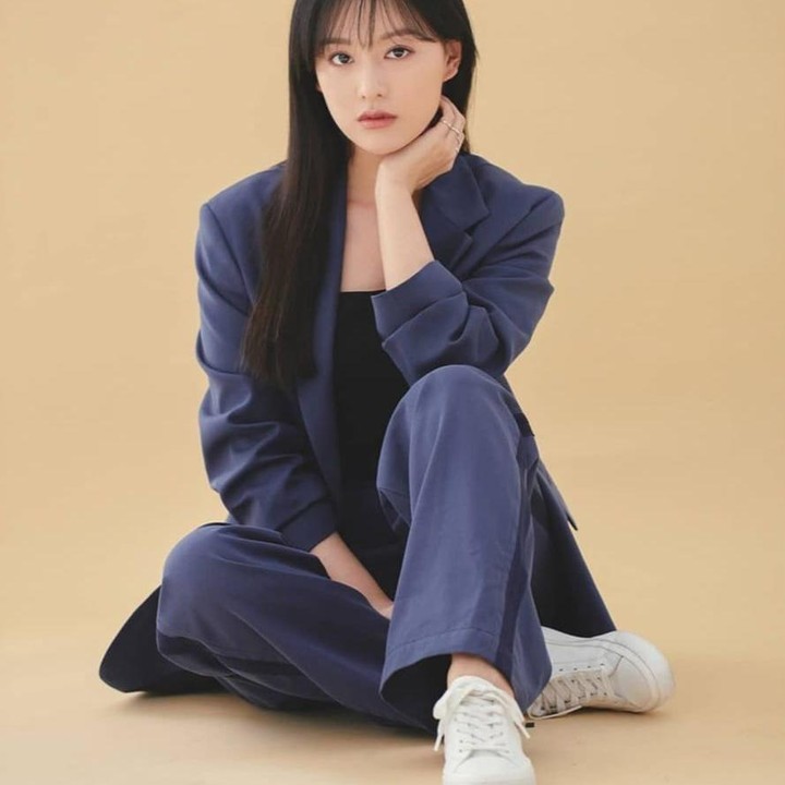 <p>Kim Ji Won kali ini sedang melakukan pemotretan, gayanya yang <em>chic</em> dengan <em>set blazer</em> dan <em>wide-leg pants</em> berwarna biru dapat dicontoh untuk outfit bukber. (Foto: Instagram @salt_ent)</p>