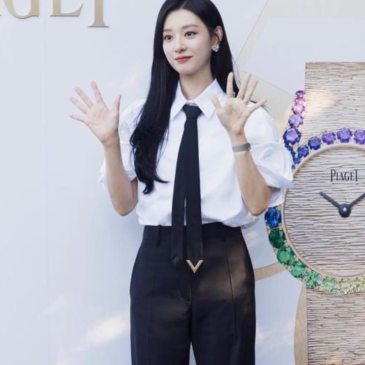 <p>Kim Ji Won tidak hanya parasnya saja yang cantik, namun juga punya gaya fashion yang memesona. Di foto ini ia sedang menghadiri acara brand mewah Piaget dan mengenakan <em>long-sleeved shirt</em> putih dan <em>tailored pants</em> hitam. (Foto: Instagram @geewonii)</p>