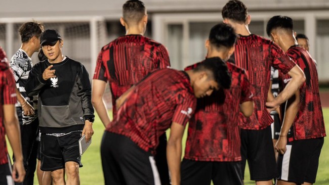 Shin Tae Yong terlihat protes keras dengan kualitas jersey latihan Timnas Indonesia seusai latihan di Stadion Madya, Senayan pada Senin (18/3) malam.