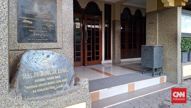 Masjid tertua di Bandung memiliki nama unik, karena bukan pakai kata dari Alquran, sahabat rasul, ataupun tokoh Islam. Masjid itu dinamai pakai Bahasa Sunda.
