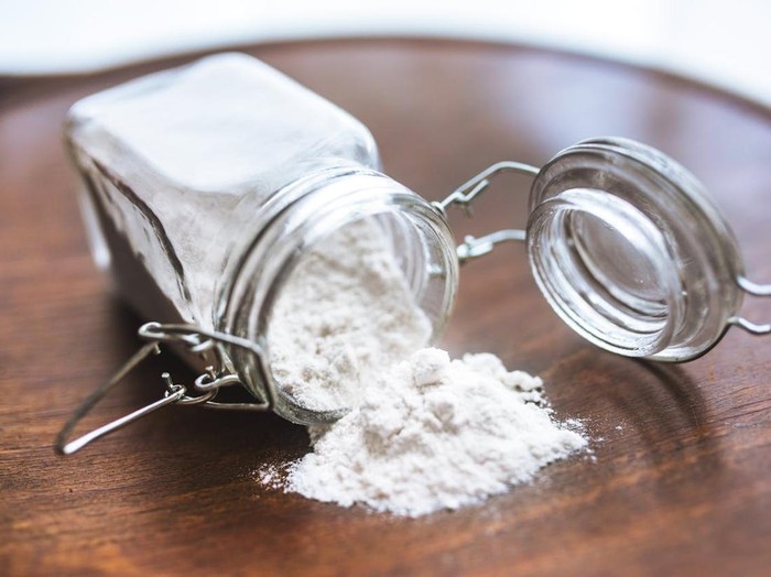 Kamu bisa menggunakan soda kue untuk mengusir kecoak secara alami. Kandungan natrium bikarbonat dalam soda kue mematikan untuk serangga termasuk kecoak jika termakan.