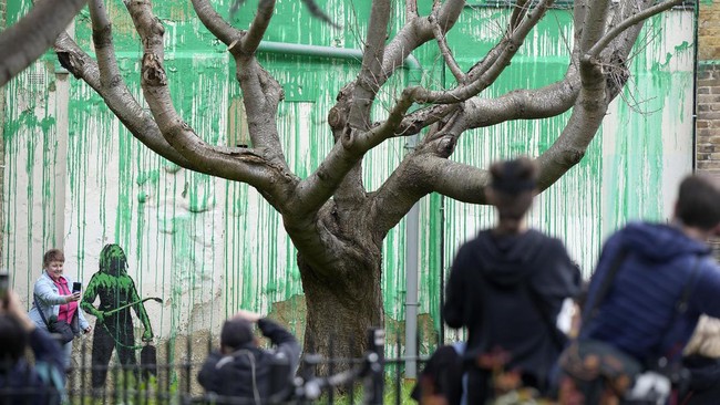 FOTO: Karya Banksy Muncul di London, Bikin Mural Pohon Rindang