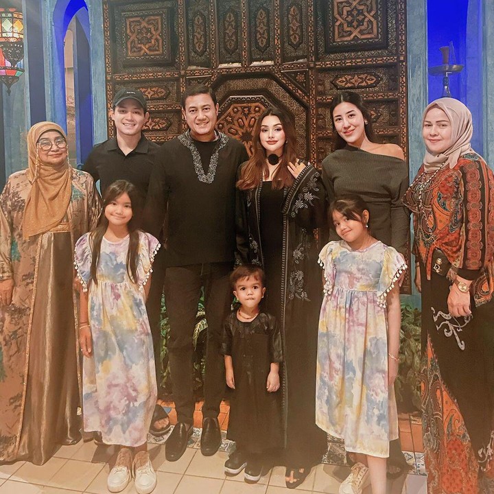 <p>Dalam momen perayaan ultah ini, tampak hadir pula Teuku Rassya, yang merupakan putra Teuku Rafly dari pernikahannya dengan Tamara Bleszynski. Sudah bukan rahasia umum lagi, Rassya diketahui dekat dengan ibu sambungnya ini, Bunda. (Foto: Instagram @nourahsheivirah)</p>