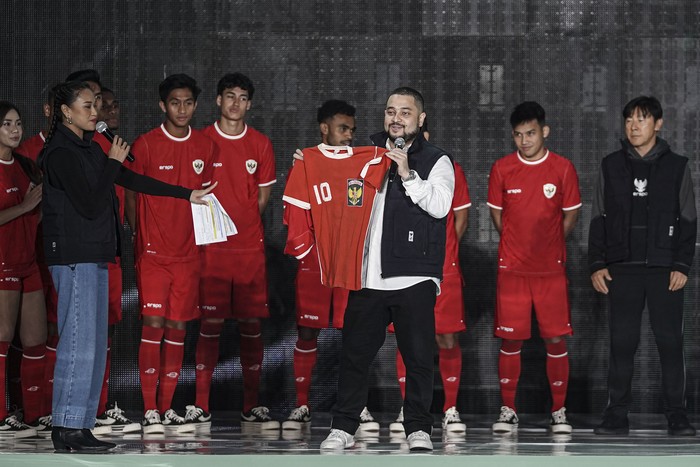 Menpora Dito Ariotedjo (kesembilan kiri), Ketum PSSI Erick Thohir (kesembilan kanan), Pendiri Erspo Muhammad Sadad (tengah) bersama pemain dan pelatih tim nasional Indonesia berpose mengenakan jersey baru saat peluncuran di Bengkel Space, SCBD, Jakarta, Senin (18/3/2024). Erspo meluncurkan jersey tim nasional Indonesia yang akan digunakan skuad garuda dalam berkiprah di sejumlah kompetisi di antaranya Kualifikasi Piala Dunia 2026, Piala Asia U-23 hingga Piala AFF U-17. ANTARA FOTO/Dhemas Reviyanto/Spt.