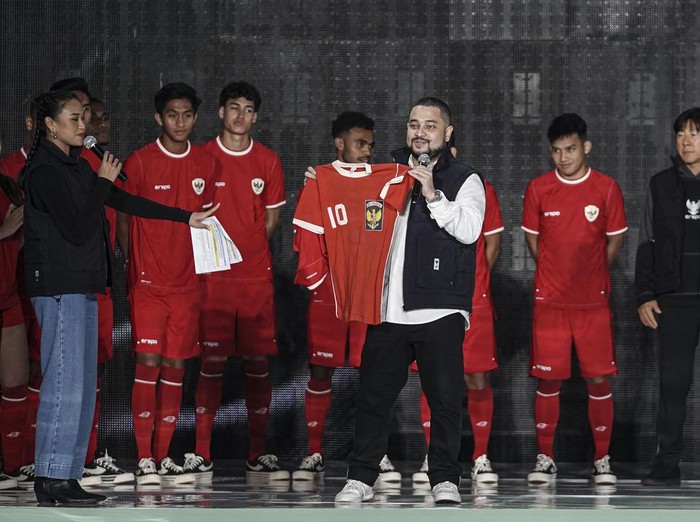 Menpora Dito Ariotedjo (kesembilan kiri), Ketum PSSI Erick Thohir (kesembilan kanan), Pendiri Erspo Muhammad Sadad (tengah) bersama pemain dan pelatih tim nasional Indonesia berpose mengenakan jersey baru saat peluncuran di Bengkel Space, SCBD, Jakarta, Senin (18/3/2024). Erspo meluncurkan jersey tim nasional Indonesia yang akan digunakan skuad garuda dalam berkiprah di sejumlah kompetisi di antaranya Kualifikasi Piala Dunia 2026, Piala Asia U-23 hingga Piala AFF U-17. ANTARA FOTO/Dhemas Reviyanto/Spt.