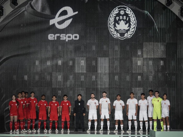 Menpora Dito Ariotedjo (kesembilan kiri), Ketum PSSI Erick Thohir (kesembilan kanan), Pendiri Erspo Muhammad Sadad (tengah) bersama pemain dan pelatih tim nasional Indonesia berpose mengenakan jersey baru saat peluncuran di Bengkel Space, SCBD, Jakarta, Senin (18/3/2024). Erspo meluncurkan jersey tim nasional Indonesia yang akan digunakan skuad garuda dalam berkiprah di sejumlah kompetisi di antaranya Kualifikasi Piala Dunia 2026, Piala Asia U-23 hingga Piala AFF U-17. ANTARA FOTO/Dhemas Reviyanto/Spt.