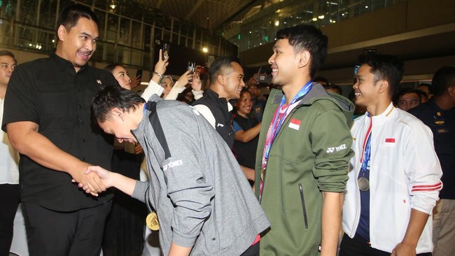 Menpora RI Dito Ariotedjo menjawab kritik sutradara film, Ernest Prakasa, dan para netizen soal sesi foto peraih juara All England di Bandara Soekarno-Hatta.
