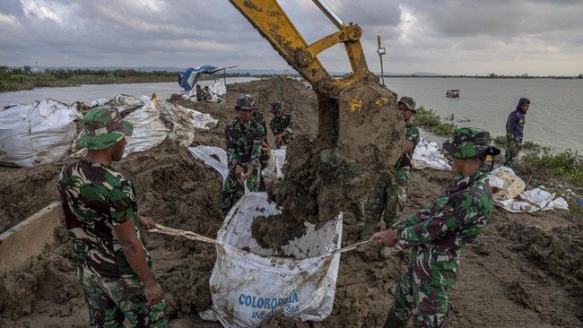 FOTO: Perbaikan Tanggul Sungai Wulan, Biang Kerok Banjir Demak