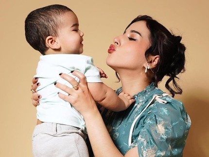 7 Potret Tampan Isa Anak Tasya Farasya yang Wajahnya Mulai Diperlihatkan ke Publik