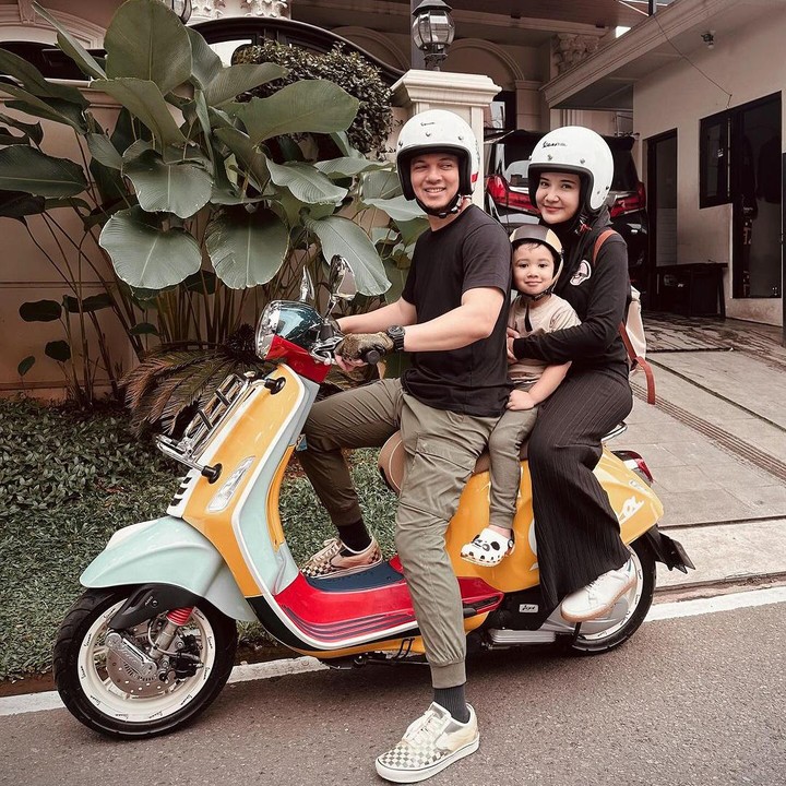 <p>"Anak shaleh lagi senang naik motor, <em>MasyaAllah</em>. Ke mana kita?" tutur Irwansyah seraya mengunggah potret kebersamaannya dengan Ukkasya. (Foto: Instagram: @irwansyah_15)</p>