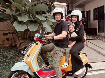7 Potret Ganteng Ukkasya Putra Zaskia Sungkar & Irwansyah, Senang Diajak Naik Motor Bun