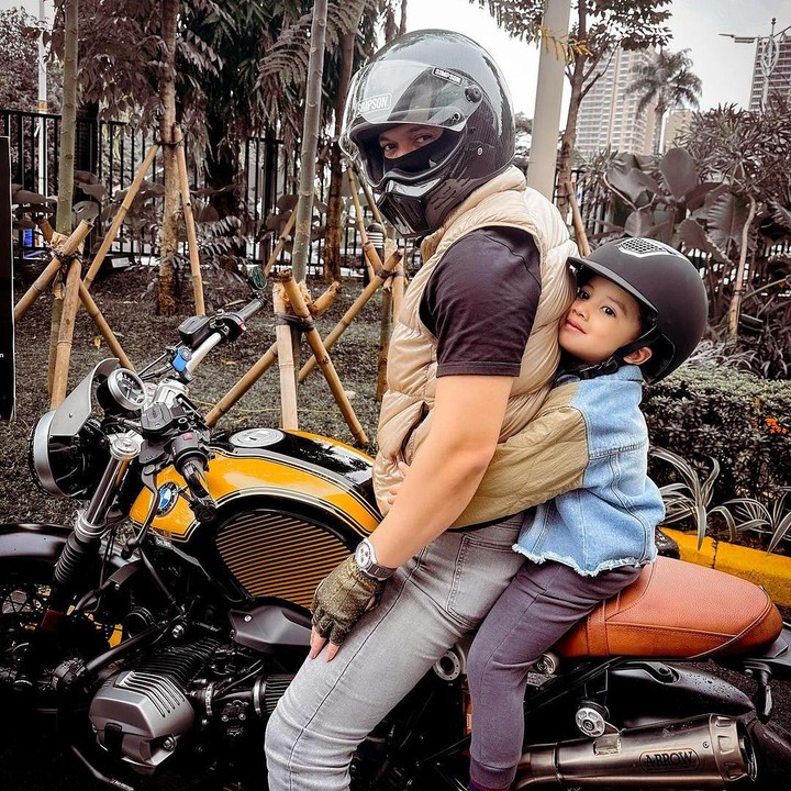 <p>Tidak hanya itu, sang Ayah pun mengungkap bahwa akhir-akhir ini Ukkasya senang diajak berkeliling menggunakan motor, lho. Gemas banget, ya. (Foto: Instagram: @irwansyah_15)</p>
