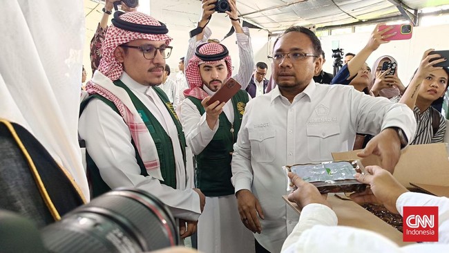 Menteri Agama Republik Indonesia Yaqut Cholil Qoumas buka suara usai Arab Saudi melarang umrah lebih dari satu kali saat Ramadan.