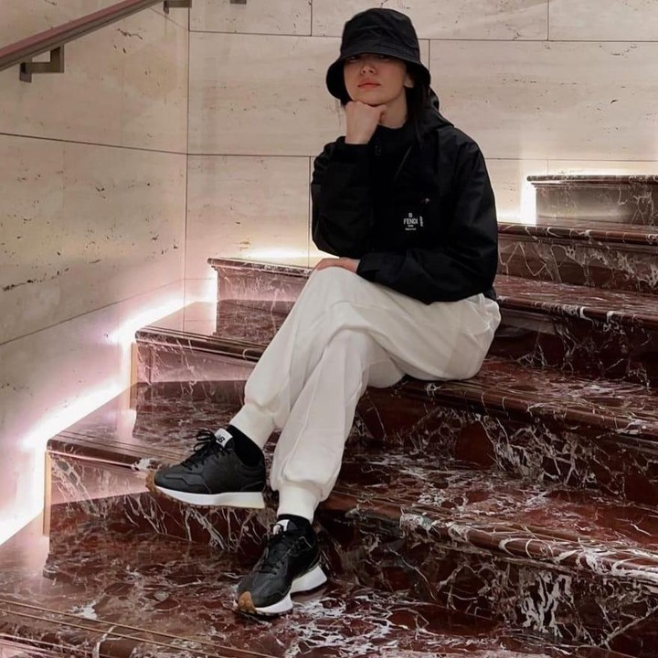 <p>Sedang dalam suasana santai, Song Hye Kyo kali ini tampil kasual dengan sweater hitam dan sweatpants putih, serta sneakers hitam. (Foto: Instagram @kyo1122)</p>
