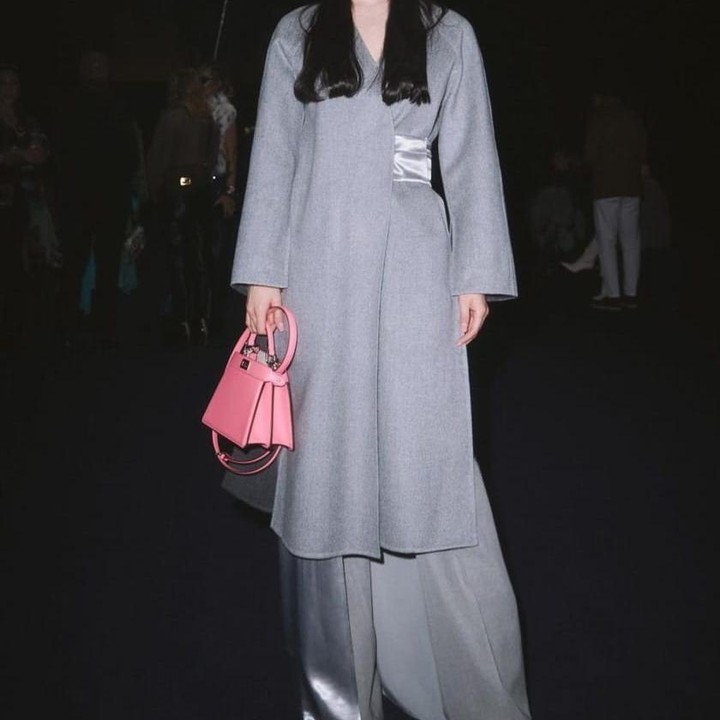 <p>Sedang menghadiri acara <em>fashion week</em> sebagai <em>brand ambassador</em> Fendi, Song Hye Kyo tampil dengan pakaian <em>full</em> abu-abu dan memberikan sentuhan warna pink melalui <em>tote bag</em>-nya. (Foto: Instagram @kyo1122)</p>