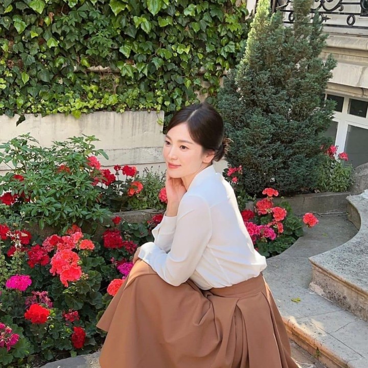 <p>Selalu tampil anggun, Song Hye Kyo tampak cantik mengenakan white shirt yang dipadukan dengan rok berwarna cokelat. (Foto: Instagram @kyo1122)</p>