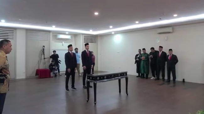 Proses Ragnar Oratmangoen dan Thom Haye menjadi WNI dilakukan super kilat demi memperkuat Timnas Indonesia lawan Vietnam.