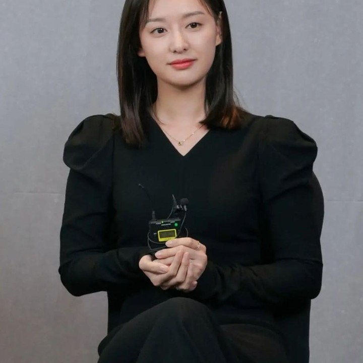 <p>Tampil serba hitam, Kim Ji Won mengenakan <em>blouse</em> hitam yang membuatnya terlihat elegan dan celana berwarna serupa. (Foto: Instagram @salt_ent)</p>