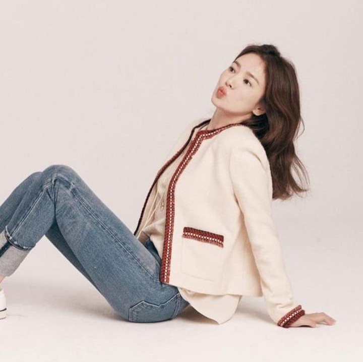 <p>Terakhir, aktris cantik ini tampil kasual namun elegan dengan kardigan netral yang berpadu dengan inner berwarna serupa dan celana jeans biru. (Foto: Instagram @kyo1122)</p>