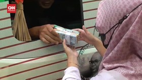 VIDEO: Warga Antre Panas-panasan Demi Tukar Uang Baru Untuk Lebaran