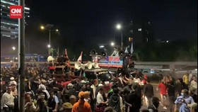 VIDEO: Massa Demo Dukung Hak Angket Depan DPR Dibubarkan Polisi