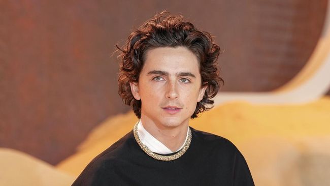 Foto pertama Timothee Chalamet berperan sebagai musisi legendaris Bob Dylan dalam film biopik A Complete Unknown bocor ke publik.