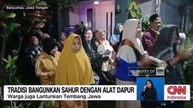 VIDEO: Tradisi Unik Membangunkan Sahur