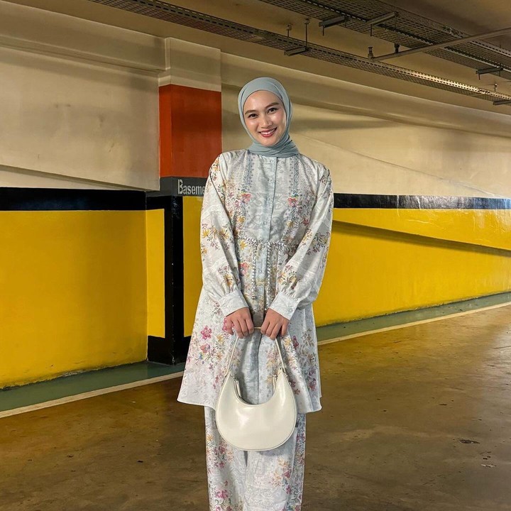 <p>Untuk ibu hamil yang suka baju pastel namun bermotif, Bunda dapat mencoba gaya Melody eks JKT48 ini. Agar tak terlalu ramai, Bunda dapat memadukan dress bercorak bunga dengan aksesoris yang polos namun warnanya senada. (Foto: Instagram @melodylaksani92).</p>