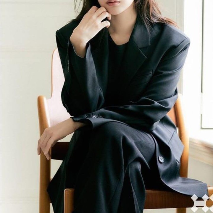<p>Untuk yang kali ini Kim Ji Won bergaya formal serba hitam, dengan <em>blazer</em> dan <em>wide-leg pants</em> yang membuatnya terlihat elegan. (Foto: Instagram @highziumstudio)</p>